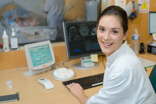 Porträt einer Krankenschwester, die Scanner bedient — Stockfoto