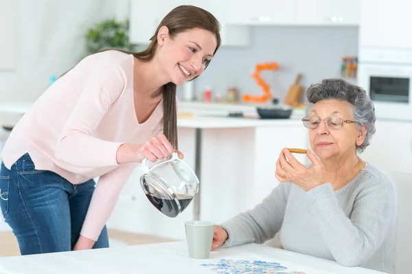 Nalewanie kawy dla jej babcia — Zdjęcie stockowe
