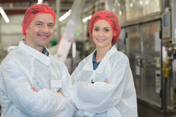 Two factory workers stood with their arms folded — Stock Photo, Image