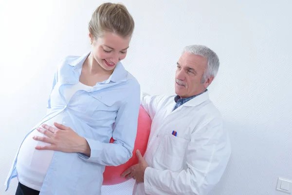 Ginecologo condonna incinta e femminile — Foto Stock