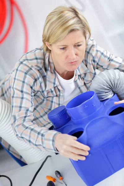 Mujer rubia instalando nuevo sistema ac — Foto de Stock