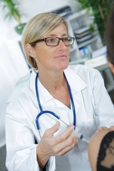 Vacuna mujer médico inyectable vacuna — Foto de Stock