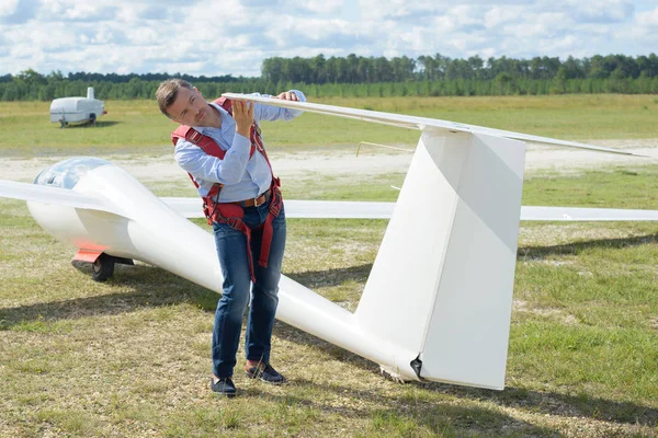 Ein Mann macht den Vorflugcheck rund um ein Segelflugzeug — Stockfoto