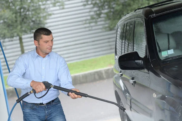Man werknemer wassen auto op een auto wassen — Stockfoto