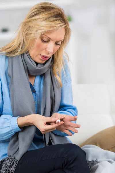 Mature womans morning routine - holding medicine — Stock Photo, Image