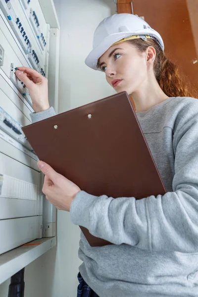 Frau misst elektrischen Strom — Stockfoto