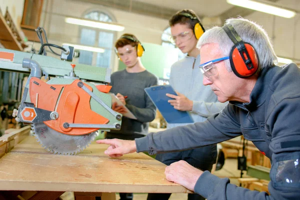 Holzhandwerker und Lehrling — Stockfoto