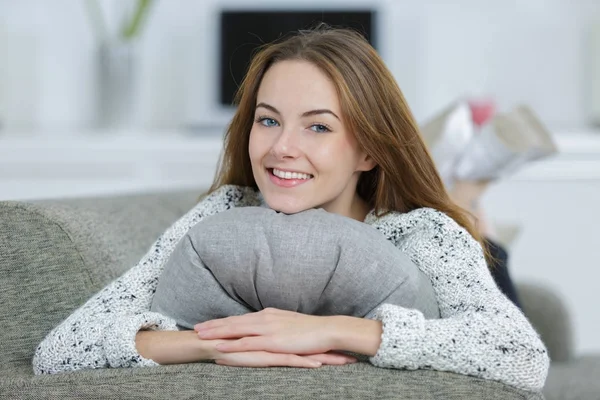 Güzel kız kanepe gülümseyen döşeme portresi — Stok fotoğraf