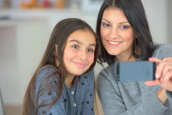 Kind und Mutter machen Selfie mit Handy — Stockfoto