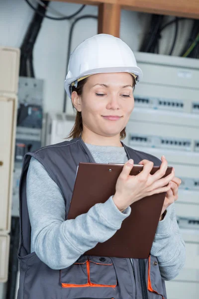 Kobiece elektryk pracownik dostosowanie systemu nadzoru wideo — Zdjęcie stockowe
