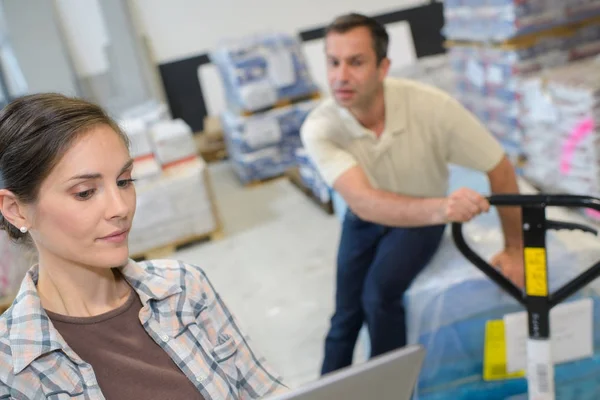 Två arbetare i lagret — Stockfoto