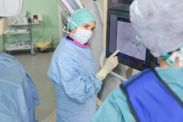 Ekrana bakarak doktorlar — Stok fotoğraf