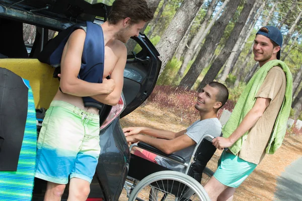 Zakázán teenager a jeho přátelé si užívat na pláži v létě — Stock fotografie