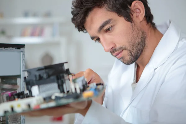 Uomo in possesso di computer interni — Foto Stock