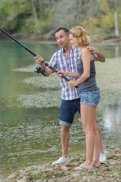 Élève féminin apprenant à pêcher — Photo