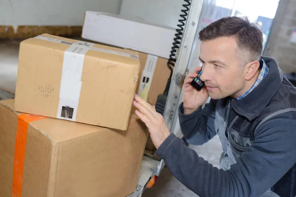 Livreur avec colis près de camion cargo service d'expédition — Photo