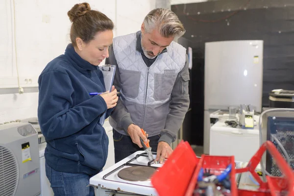 Çift yeni satın gaz-süpermarkette soba — Stok fotoğraf