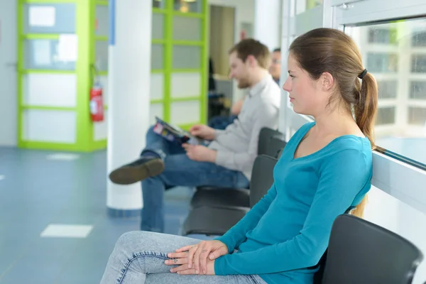 Huisdiereneigenaar te wachten in de kliniek — Stockfoto