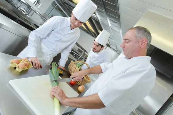 Chef e i suoi aiutanti in cucina — Foto Stock