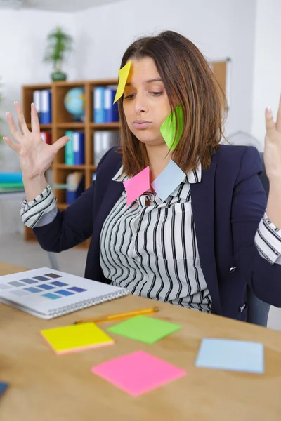 Ein verwirrter Arbeiter im Büro — Stockfoto