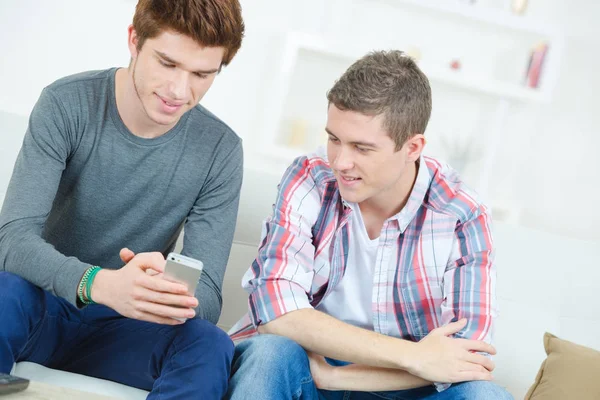 Junge Männer teilen Nachrichten aus dem Internet — Stockfoto