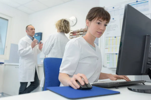 Feliz doctora en la computadora en la habitación del hospital — Foto de Stock