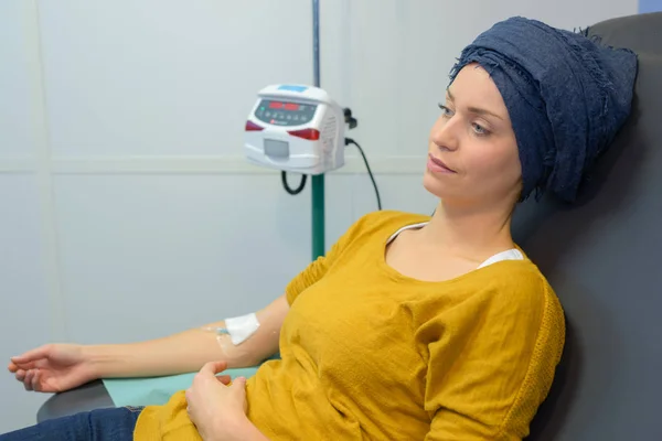 Женщина, проходящая химиотерапию и химиотерапию — стоковое фото