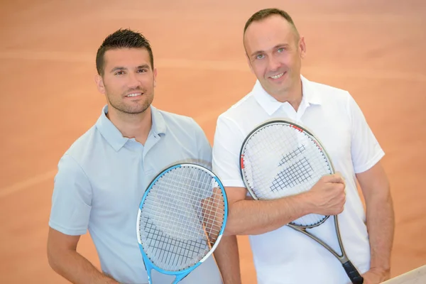 Retrato de dos hombres en pista de tenis — Foto de Stock
