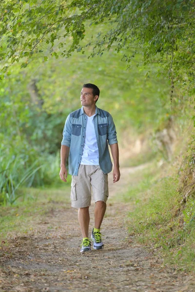Man walking along country path — Stock Photo, Image