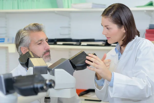 Técnico de laboratório em discussão com colega — Fotografia de Stock