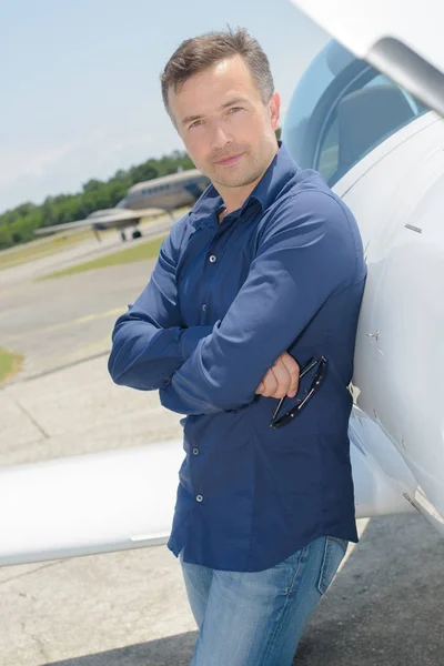 Retrato do homem apoiado na aeronave — Fotografia de Stock