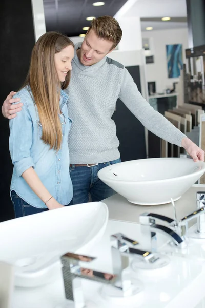 Hqppy Paar wählt ein Waschbecken — Stockfoto