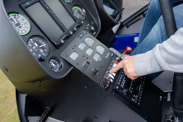 Commandes d'exploitation homme dans le cockpit — Photo