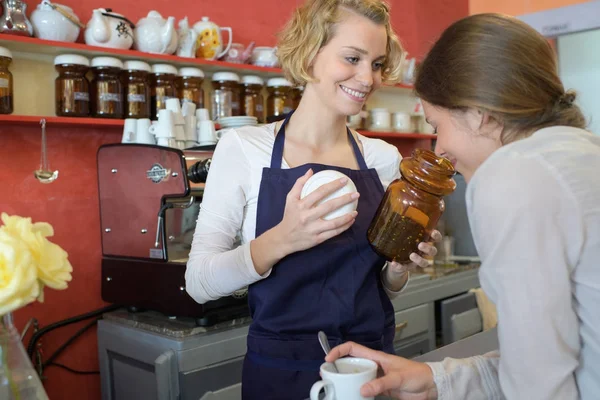Ženské barista dělat zákazník vůně kávy beansce — Stock fotografie