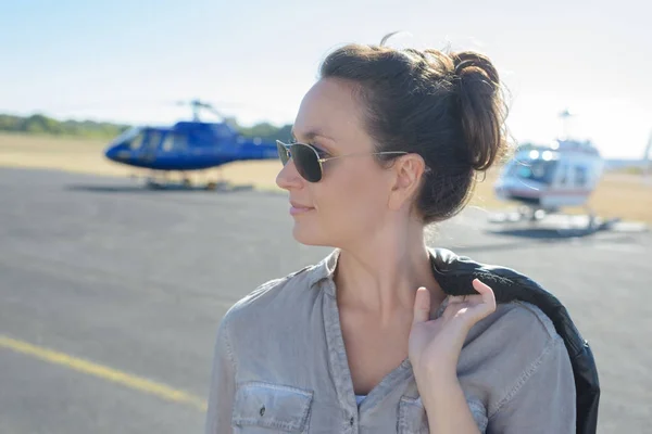 Jonge vrouw helikopterpiloot — Stockfoto