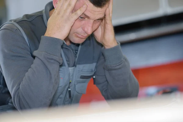 Een zieke werknemer en werk — Stockfoto