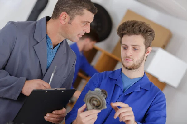 Apprentice and teacher in garage — Stock Photo, Image