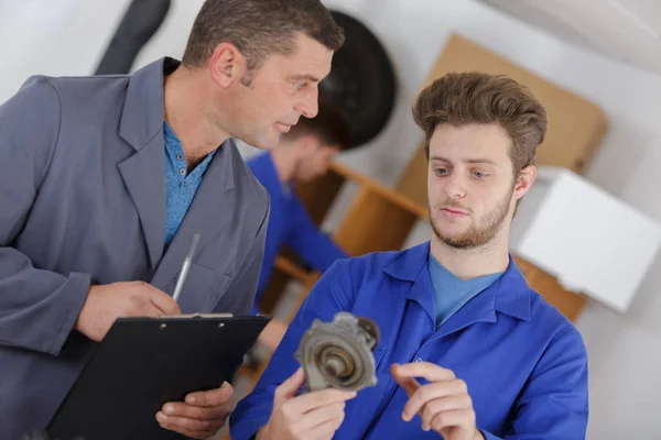 Aprendiz e professor na garagem — Fotografia de Stock