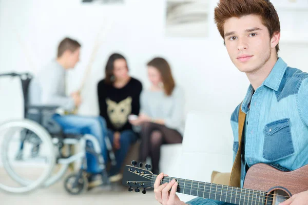 Tonåring i rummet spela gitarr — Stockfoto