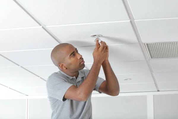 Homme fixation plafond et travail — Photo