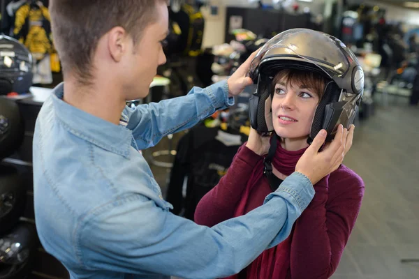 Mujer probándose un casco de moto —  Fotos de Stock