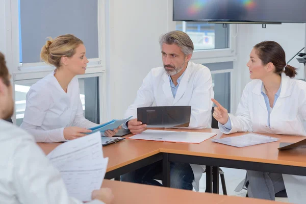 Médicos especialistas en reuniones —  Fotos de Stock