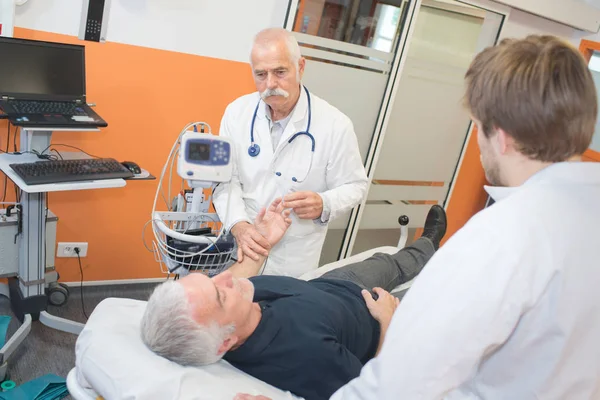 Paciente consultar um médico no hospital — Fotografia de Stock