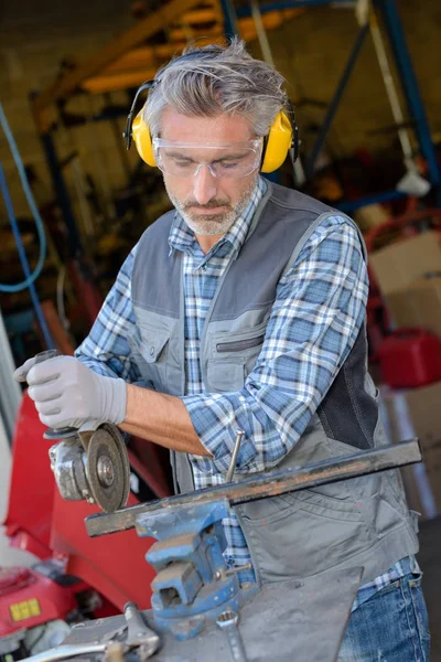 Arbeiter schneiden Stahl und schneiden — Stockfoto