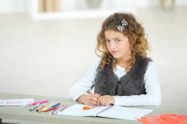 Kleine Mädchen zeichnen und wenig — Stockfoto