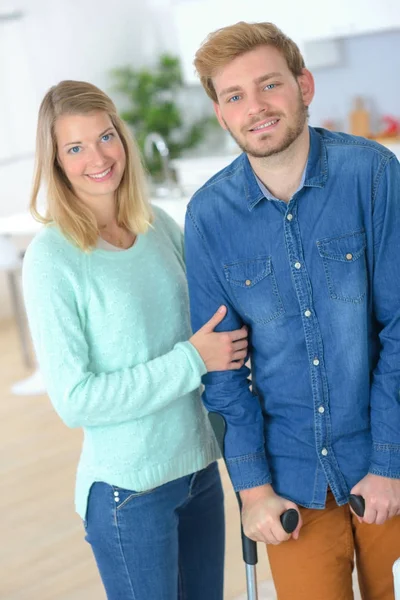 Retrato de casal, homem de muletas — Fotografia de Stock