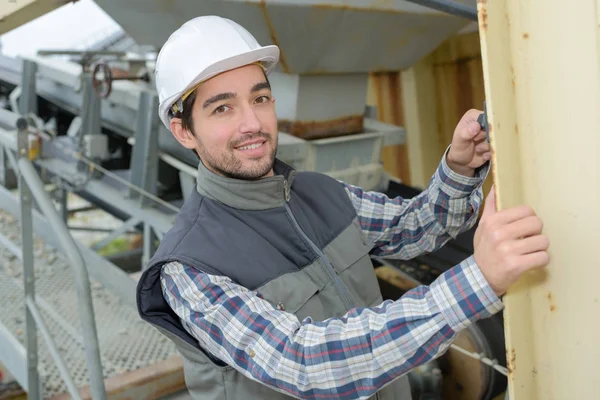 Jeune constructeur travaillant avec mur de bois — Photo