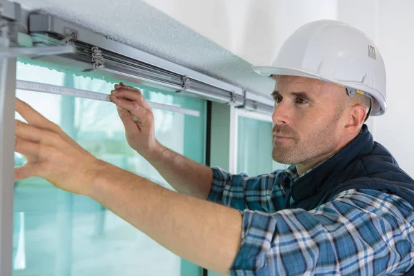 Glaser bei der Arbeit und im Maßstab — Stockfoto