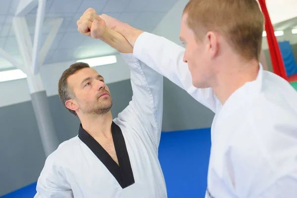 Два бійці бойових мистецтв практикують — стокове фото