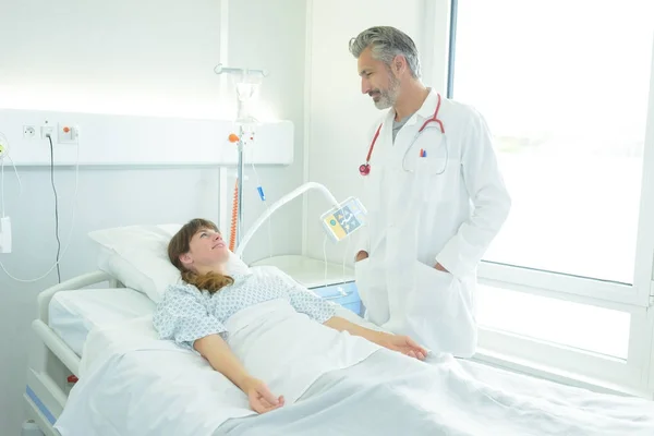 Doctor smiling with patient — Stock Photo, Image